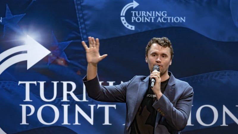 Protrumpovského aktivistu střelili do krku. Útok na mítinku v Utahu zachytily kamery
