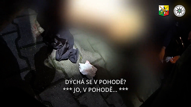 Je tu moc krve. Policie ukázala záchranu pobodaného muže, který přistihl zloděje