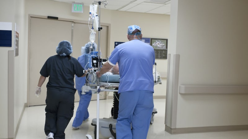 Sanitka odmítla převézt nemocné batole, zemřelo v autě rodičů. Bosenský špitál se brání