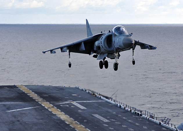 Visí na nebi, ale vrtulník to není. Mořští „Vlci“ předvedou úderný Harrier