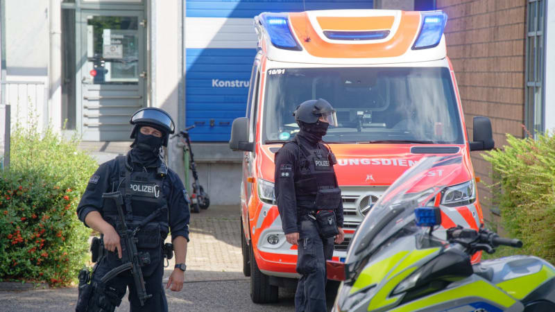 Tragédie po hádce u supermarketu v Německu: 18letý mladík zabil dítě, najel do něj autem