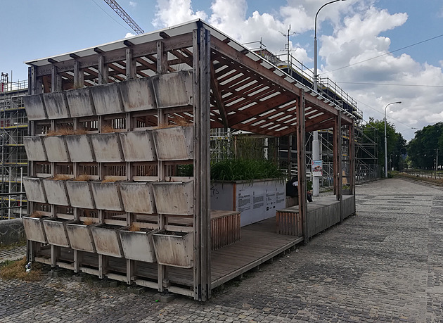 Zchátralá zelená budka za 700 tisíc je rozložená ve skladu. Brno řeší, co s ní