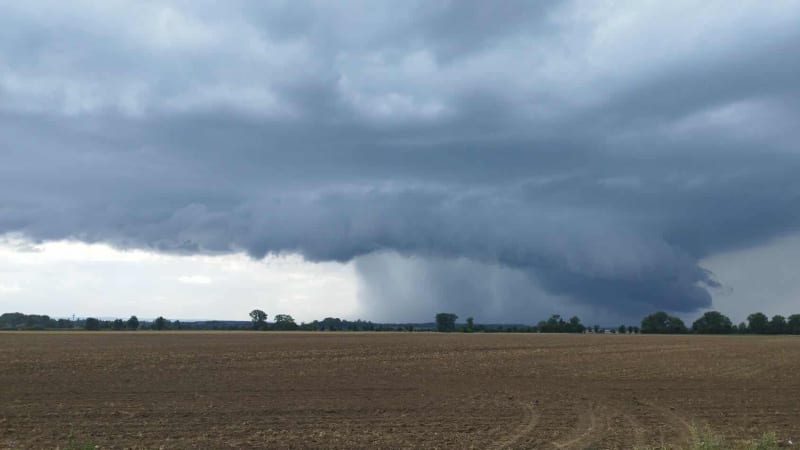 V Česku udeří silné bouřky. Meteorologové vydali výstrahu, sledují i stoupající hladiny řek