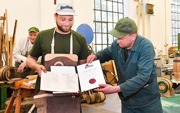 Bednáři mají nového člena, od mistra dostal symbolický pohlavek