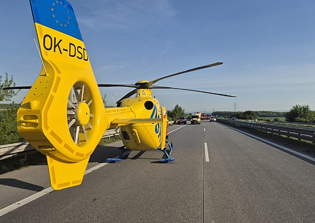 Na Tachovsku u D5 narazilo auto do betonové konstrukce, zasahoval i vrtulník