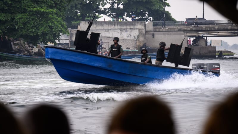 Autobus se svatebčany se zřítil do řeky. Kvůli prolomení mostu zemřelo v Nigérii 19 žen a dětí