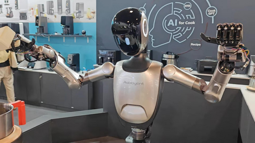 Humanoid od Tesly má v Číně vyzyvatele. Klidně může do kuchyně, zatím ale vaří pomalu