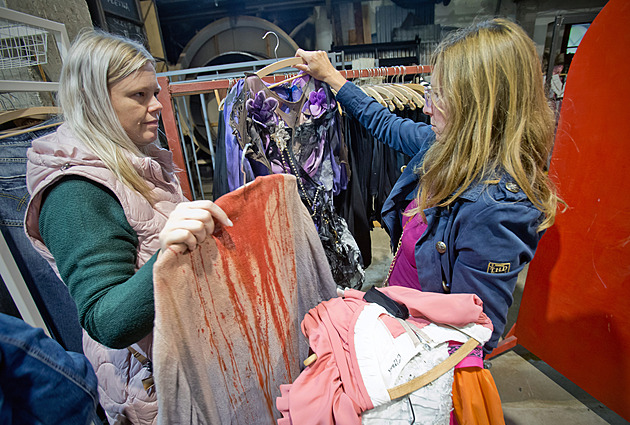 Historická vizáž za pár korun. Divadlo prodává kostýmy, zájem je velký