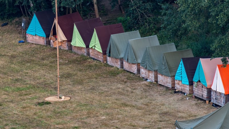 Muž měl opít a pohlavně zneužít dítě. Policie ho dopadla na dětském táboře