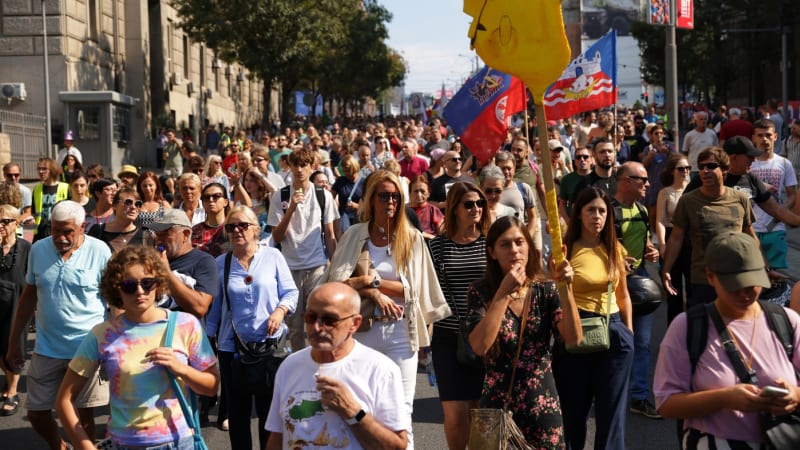 Srbsko ve víru protestů: „Zrádce“ Djoković utíká s rodinou ze země, prezident děkuje Rusům