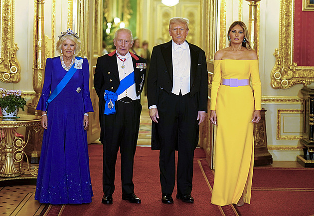 Přísná Melania a pohádková Kate. Móda z návštěvy Trumpových u britského dvora