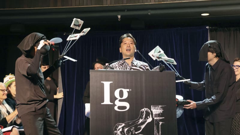 Studie růstu nehtu, malování krav či opilosti netopýrů. V Bostonu rozdali humorné Nobelovky