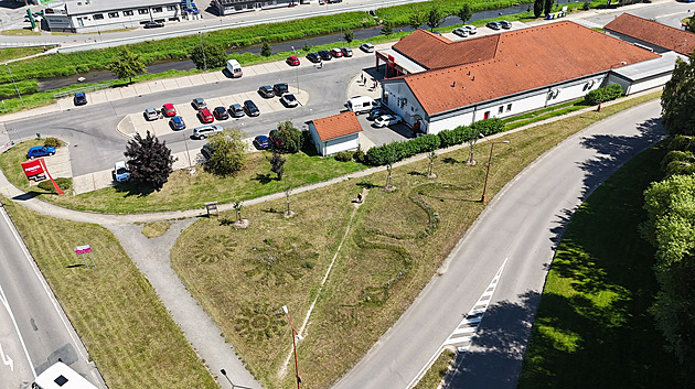 V Meziříčí se objevily tajemné obrazce v trávě. Je to „jen“ kreativní sečení