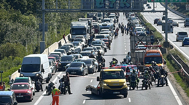 Dálnici D1 uzavřely u Jažlovic tři řetězové nehody blízko sebe, bouralo jedenáct aut