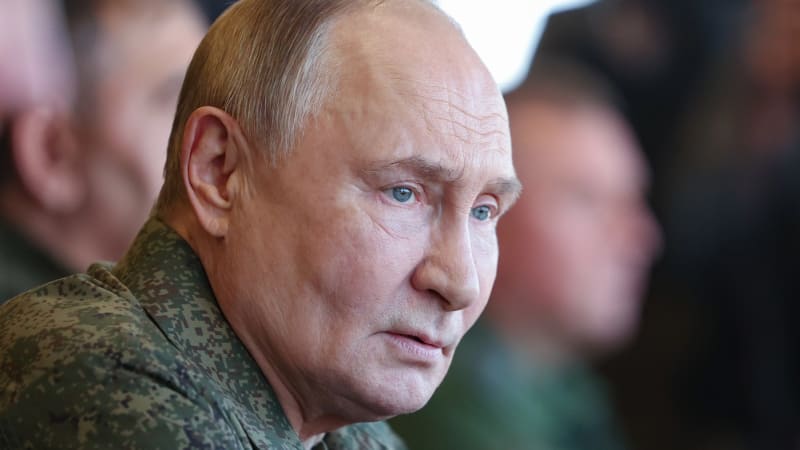 Putin přitvrzuje ve vojenských útocích. Spoléhá na laxnost Trumpa, píše Bloomberg