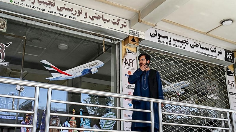 Tálibové Afghánistán odřízli od světa. Nefunguje internet ani mobily