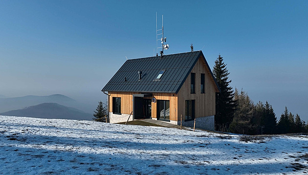 Záchranáře v Beskydech „zachraňuje“ nová  chata na Javorovém vrchu