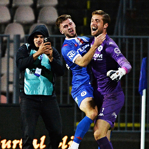V Králově Poli jako ve Wembley. Holý deptal střelce, sám zíral na „panenku“