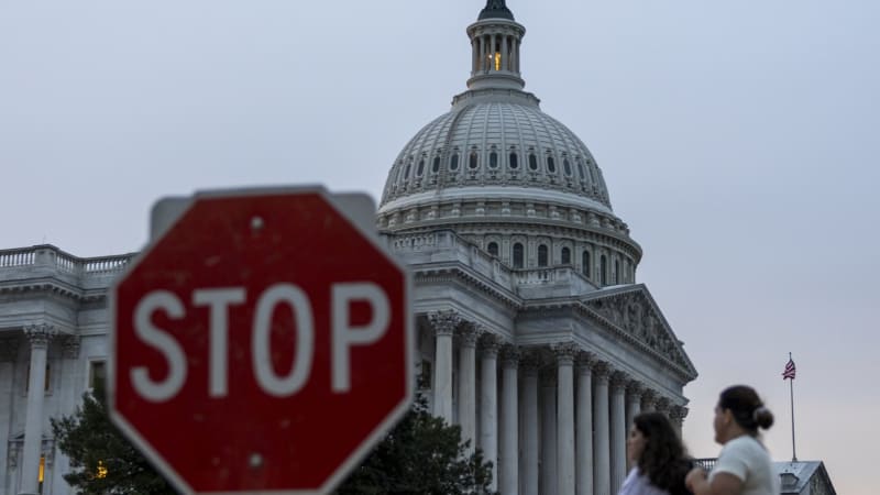 Shutdown v USA: Lidé nedostávají výplatu, služby kolabují. Jak dopadá na běžné Američany?