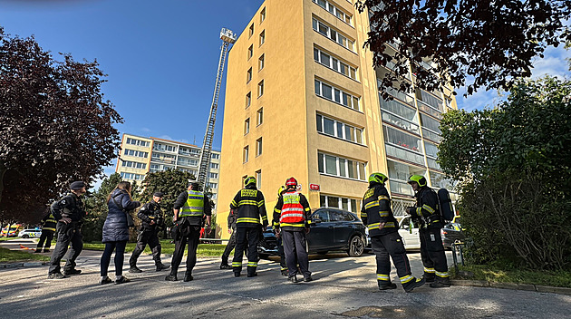 Hasiči zasahují u požáru kuchyně v Praze na Kačerově. Obyvatelé dům sami opustili