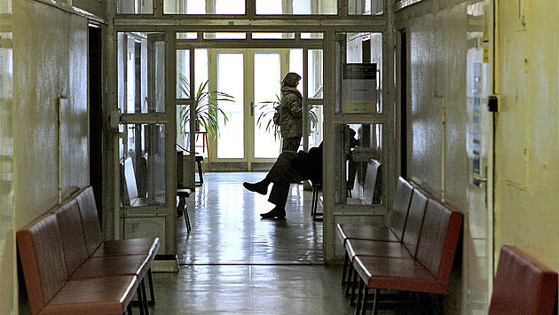 Kopání do dveří a vulgární nadávky. Lékař musel krotit agresivního opilce