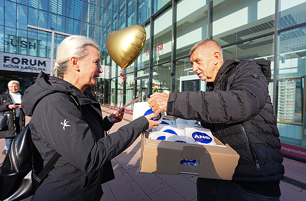 Volební last minute. Lídr hnutí ANO Babiš v centru Ostravy rozdával koblihy