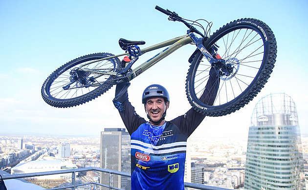 Za 12 minut hotovo. Cyklista vyskákal schody na Eiffelovku v rekordním čase