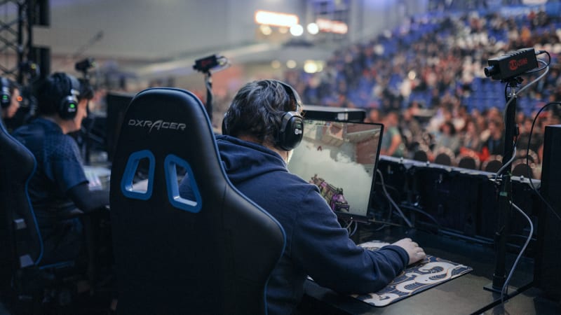 Češi propadli zábavě: Dvě třetiny hrají hry. Preferují mobily a dráždí je reklamy