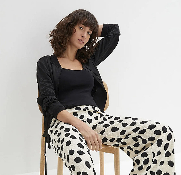 Lichotivé puntíky zvládnou i podzim. Nebojte se jich, oživí vám outfit