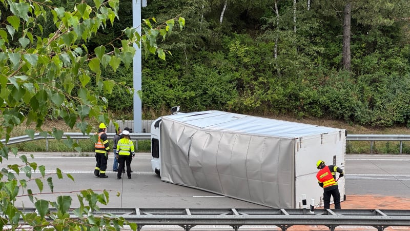 Na dálnici D8 se u Mělníka převrátil kamion. Provoz ve směru na Německo stojí