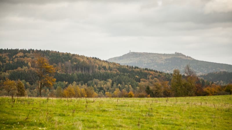Sledujte RADAR: Konec pracovního týdne bude zatažený, ale teplý. Kde zaprší?