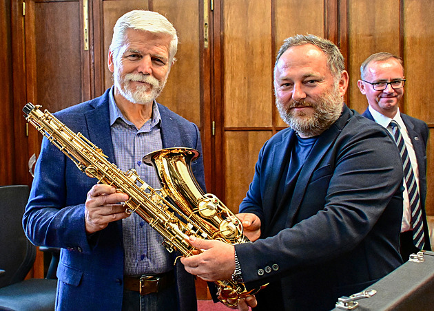Pavel možná začne cvičit na saxofon, nástroj s gravírováním dostal od Amati Kraslice