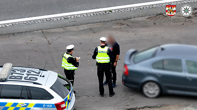 Přes plnou čáru, na červenou. Policie ukázala případy nebezpečně spěchajících šoférů