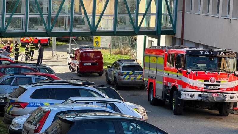 Tragédie na gymnáziu v Bystřici nad Pernštejnem: Třináctiletý chlapec zemřel po pádu z okna