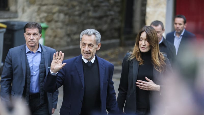 Francouzský exprezident Sarkozy nastoupil do vězení. „Vítej!“ křičeli na něj odsouzení