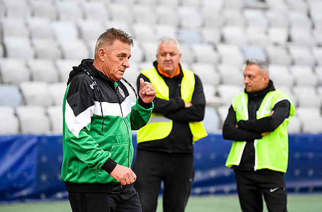 Na hřiště v 61 letech. Majitel klubu naskočil proti pohárovému soupeři Sparty