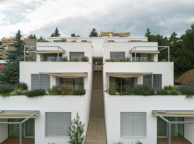 Terasový dvojdům v Praze má šest bytů, společnou zahradu a výhled do zeleně