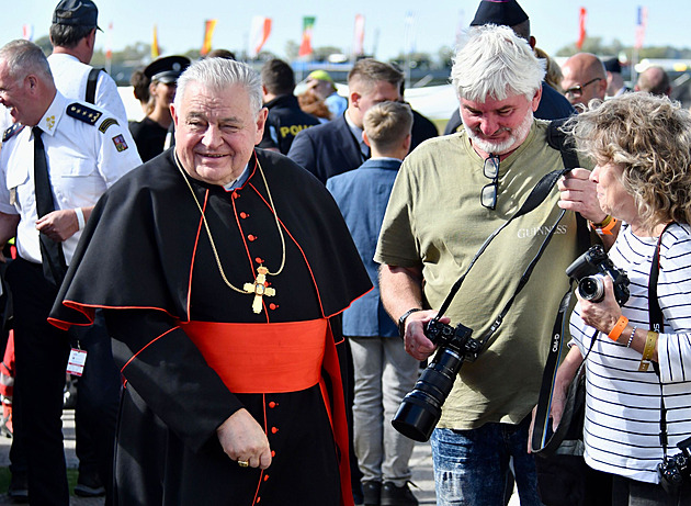 Laskavý hlas, statečný učitel. Babiš, Výborný nebo Strach vzpomínají na Duku