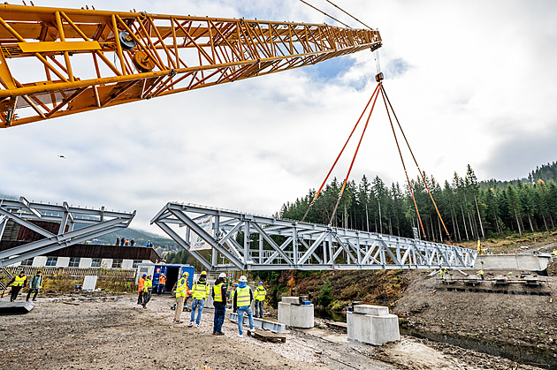 Ve Špindlerově Mlýně usadili most přes Labe, který propojí skiareály