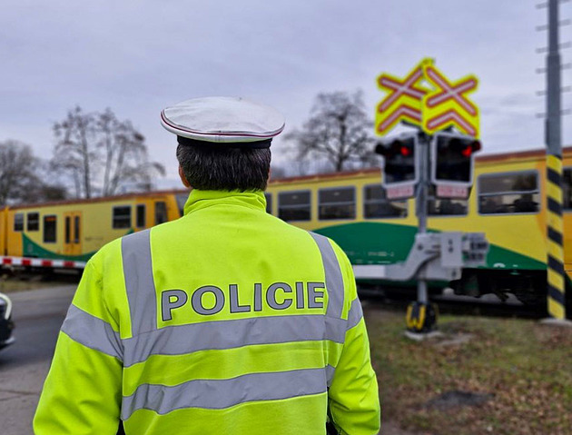 Policie zjišťuje, zda poškození na trati v Nelahozevsi způsobil úmysl, či závada
