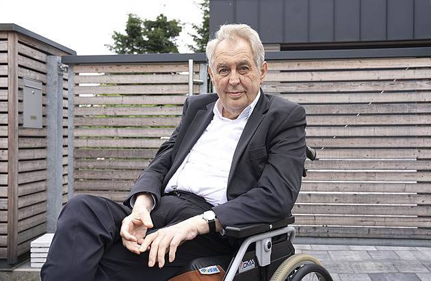 Zemanovi odstranili kus tlustého střeva. Kvůli riziku krvácení zůstává v nemocnici