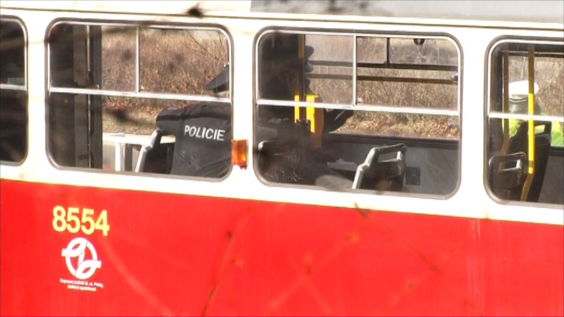 Syn vraha z tramvaje číslo 17 terorizuje okolí, tvrdí sousedé. Napadený muž popsal děsivý útok