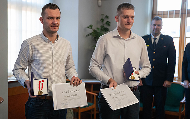 Místo ryb vytáhli tři muže z ohnivého pekla. Strach si zachránci ani nepřiznali