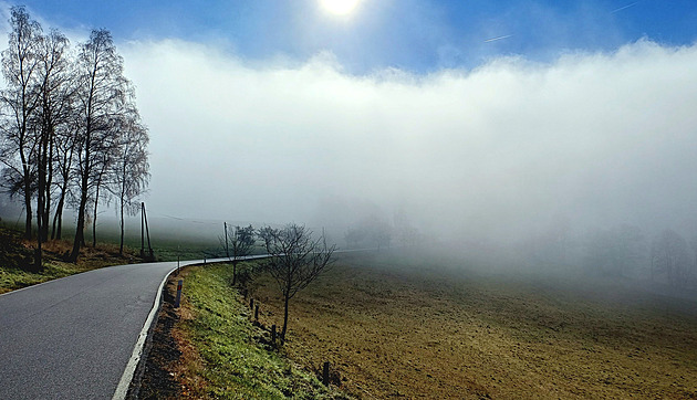 Inverzní počasí rozdělí Česko. Někde bude jasno, jinde mlha, pak může přijít mráz