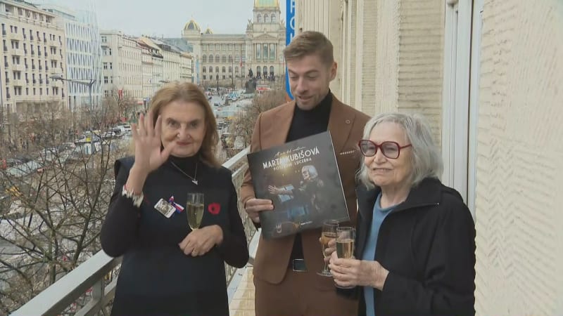 Sevřelo se mi srdce, vzpomíná Kubišová na vystoupení z balkonu. Pokřtila poslední desku