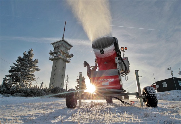 Sněhová děla v Krušných horách jedou naplno. Ochlazení nahrává lyžařským areálům