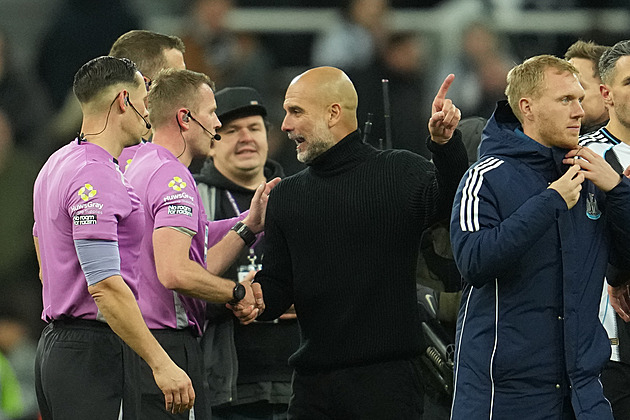 Frustrovaný Guardiola po porážce běsnil. Seřval sudího i televizního kameramana