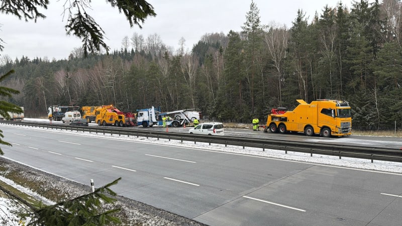 Sníh, bouračky a náledí komplikují dopravu v Česku: Nehody blokovaly klíčové dálnice