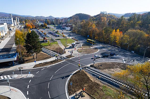 Rožnov pod náporem aut. Zmírnit hustou dopravu pomůže nový železniční přejezd