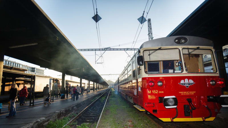 Požár vlaku zastavil v Praze hlavní uzel. Spoje nabíraly zpoždění, nejezdilo se několika směry
